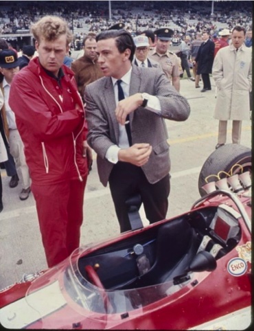 Jim explique à  un des ses mécaniciens  ses difficultés de tenue de route aux essais Jim explique à  un des ses mécaniciens  ses difficultés de tenue de route aux essais